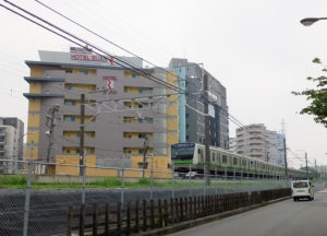 いわゆる「ラブホテル」「ブティックホテル」は大半が横浜線の線路を岸根側に越えた先の「新横浜1丁目」に位置している