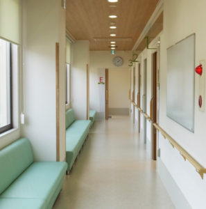 診察室は3部屋設置、最奥に外から直接出入りできる「隔離室」も設けられている