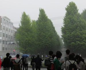 局地的な豪雨が先月（2017年5月）18日にも日吉の街を襲った（慶應義塾大学日吉キャンパス前にて）