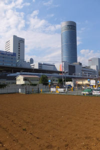 JR東日本側の篠原口側（篠原町）から見た新横浜駅（2016年7月）