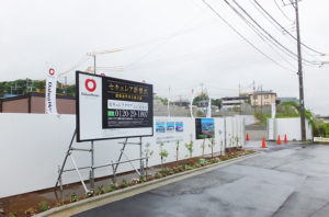 工事が進む「セキュレア新横浜」はJR横浜線の線路を越えてすぐの場所（2016年7月15日撮影）