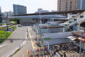 篠原町への玄関口となるJR横浜線・新横浜駅の篠原口、2016年7月現在は地下連絡通路へのエレベータ設置工事が行われている