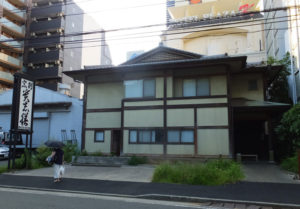 「割烹 貴志膳（かっぽうきしぜん）」の建物は2016年8月6日現在も残っていた