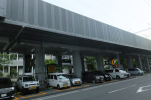 新幹線の高架下は駐車場として使われている場所が多い（新横浜1丁目）