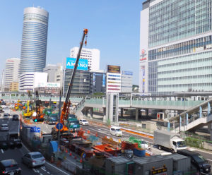新横浜駅前の環状2号線で行われている相鉄・東急直通線の駅建設工事