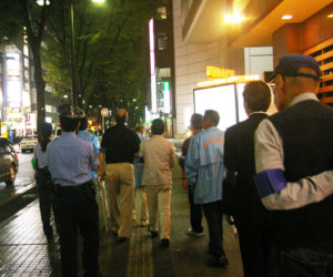 新横浜2丁目の歓楽街では、飲食店関係者の通行人に対する執ような声掛け等の迷惑行為が後を絶たないという