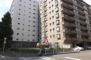 新横浜第一公園近くの駐車場跡では11階建て29戸のマンションを計画