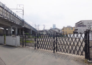 今回売却される土地は新幹線の高架橋に隣接している