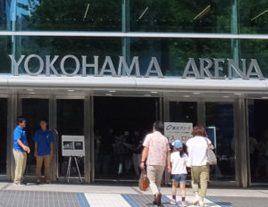 横浜アリーナの出入口ドアはガラス製となっている