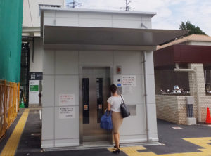 「新横浜駅横断地下道」の篠原口側のみに完成したエレベーター