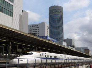 新横浜駅に停車中の新幹線と「新横浜プリンスホテル」「新横浜グレイスホテル」（後方）