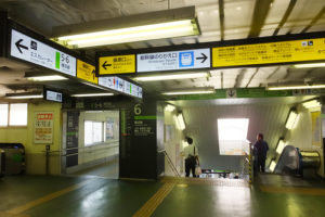 横浜線からは新幹線・地下鉄・イベント客が同じ導線で進む