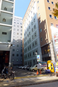 野村不動産が10階建ての飲食店建設を計画している新横浜2丁目のコインパーキング