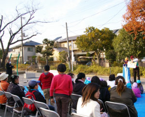 式典の第2部では地元・神奈川ゆかりのポンちゃん人形による腹話術ショーも。近隣の子どもたちがより安心・安全に過ごせる公園になるようにと、設置された防犯カメラが見守る