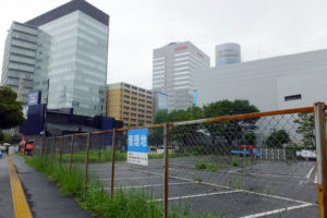 横浜アリーナ裏手（大豆戸町側）にある資源循環局が管理する空地に2面のコートを含んだウォームアップ（待機）エリアを作る計画