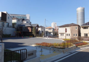 新横浜駅の篠原口から近い住宅開発地内に設けられた「表谷第二公園」
