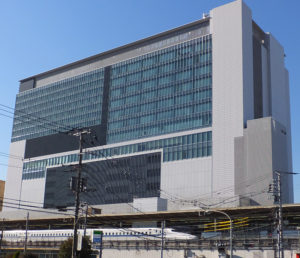 新横浜駅ビルは10階までが「キュービックプラザ」、その上が「ホテルアソシア」となっている