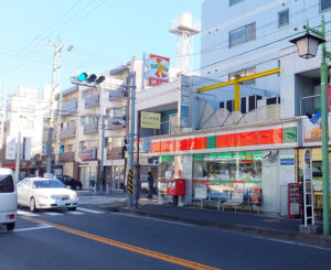 「サンクス横浜菊名店」は菊名地区センター前のバス停近くにある