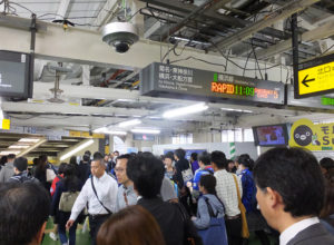 横浜線の新横浜駅から北口へは階段通路が1本しかなく度々混雑する