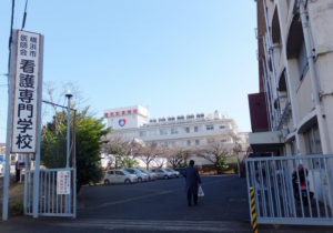 菊名駅から徒歩約5分、綱島街道沿いの菊名記念病院と隣接した場所にある横浜市医師会看護専門学校