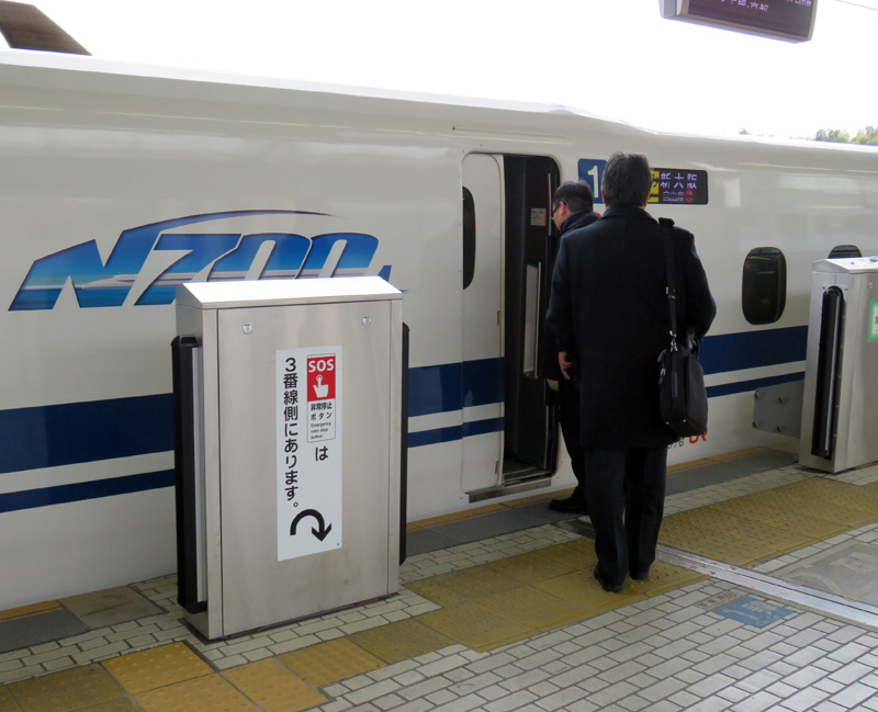 新横浜駅＞新大阪方面行きの4番線にもホームドア、残る1番線も来年3月 