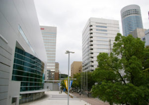 横浜アリーナ（左）と西武グループの新横浜プリンスホテル（右）は至近距離にある