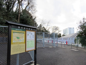 新横浜駅（右に見えるビル）の間近に位置する篠原城址