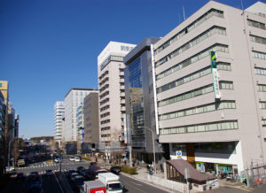 新横浜3丁目の10階建てビルは前年から3.8％上昇し、1平方メートル当たりの価格は13万5000円で区内商業地で最高価格だった
