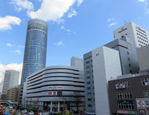 新横浜プリンスホテルは高さ約150メートル。新横浜のビルではひときわ目立つ存在