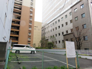 5階建て「事務所・学習塾等（フィットネス）」の建設予定地、右がユニゾ新横浜ビル、左が新横浜ビジネスセンタービル