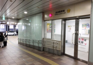 鉄道警察隊の新横浜分駐所は駅構内の若干目立たない場所にある