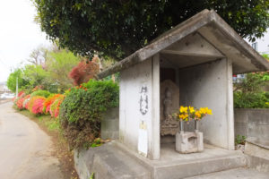 「鎌倉道」と「表谷瀧坂不動」の風情感じる加藤玉枝さんの庭への入口（2017年4月18日）