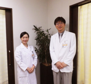 センター長の中川望先生（右）、問診を担当する佐藤加奈子先生（左）。予防医療や「未病」（みびょう）に早くから力を入れてきた法人の理念を実践し、多く現場で地域医療に貢献してきた