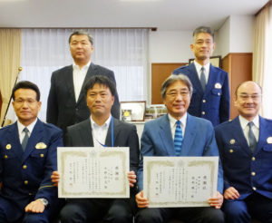 地域の金融機関に勤務する2名がお手柄！横浜銀行大倉山支店の服部さん（右）、JA横浜・日吉支店の今野さん（左）の“勇気”を称（たた）え、港北警察署にて感謝状を贈呈した