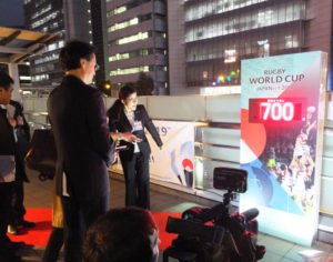 2年後の秋に開催予定のラグビーW杯に向けて、新横浜駅ペデストリアンデッキにカウントダウンボードが設置！除幕式にはメディアも多数訪れた（2017年10月23日17時30分頃撮影）