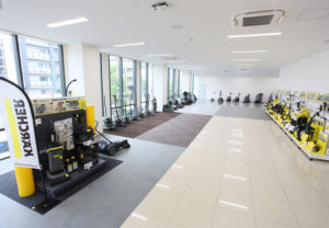 新本社ビル2階にある「ケルヒャーアカデミー」では、異なる床材による現場を再現、機器を実際に使って性能を確認できる（同社提供）