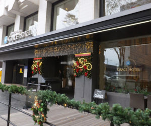 今年は11月13日からクリスマス・アレンジで彩られている新横浜駅前のグレイスホテル
