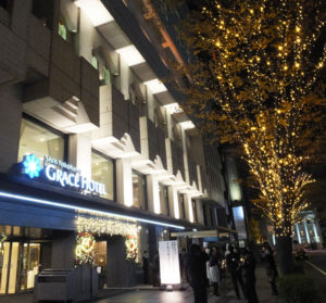 この冬のライトアップは12月1日からスタート。新横浜グレイスホテルのクリスマス・イルミネーション期間と重なり、よりロマンティックな雰囲気を奏でる