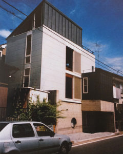 鈴木さん夫妻が自らデザインし、大倉山に建てた「S-HOUSE」。質素な家、普通の家を目指したという（鈴木智香子さん提供）