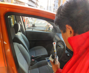同店では、車検などで納入された車の除菌・消臭に「ジアムーバー酸化水」を使用。川崎市内の児童施設に生成装置を寄付するなど、社会貢献活動の一環としても普及活動を行っている