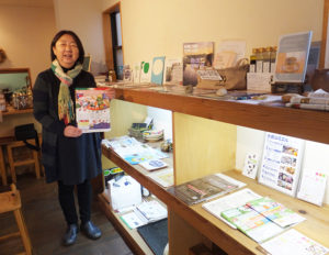 いつも明るい笑顔で来訪者を迎える鈴木智香子さん。NPO法人の理事長として運営する「街カフェ大倉山ミエル」は、多く地域情報が集まるコミュニティ・カフェとして今年（2020年）11月に10周年を迎える