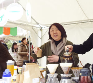 「大倉山観梅会」のおもてなしブースで、コーヒーを淹（い）れて来訪者をもてなす鈴木さん。大倉山を中心に地域イベントにも積極的に参加している（2019年2月）