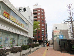 城南信用金庫新横浜支店はセントラルアベニュー（宮内新横浜線）沿いにある