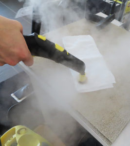 約100℃の高温スチーム（蒸気）で、洗剤などを使用せずに汚れを浮かせて落とすことができる