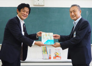 児童書を贈呈する藤賀（ふじが）新横浜支社長（左）と青木館長