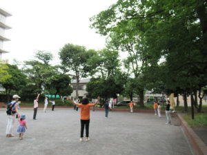 広々とした大豆戸桜田公園で毎月1日ラジオ体操を行うことができる（雨天時は中止）