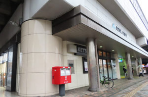 地下鉄ブルーライン駅構内の亀屋万年堂（左）と併設する「キーズカフェ」の10月25日での閉店が告知されている