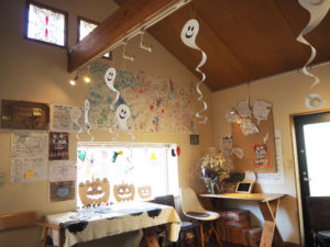 多世代交流のコミュニティ・カフェとして10周年を迎えた「街カフェ大倉山ミエル」。ハロウィンを前に、集う人々の笑顔がこぼれてきそうな室内（10月26日）