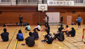 区内公立小学校の全26校から1人ずつの教員が集まり講習会がスタート。慶應義塾大学や日本テニス協会との「つなぎ役」となった港北区区政推進課の担当者も来訪していた