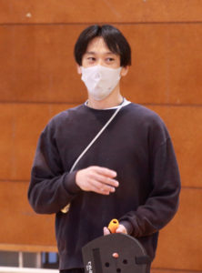 「テニピン」考案者で東京学芸大学小金井小教諭の今井さんが講師を務めた。道具は、「手作り段ボールラケット」や「ハンドラケット」を操作し行う